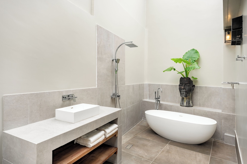 Deep soaking bathtub
