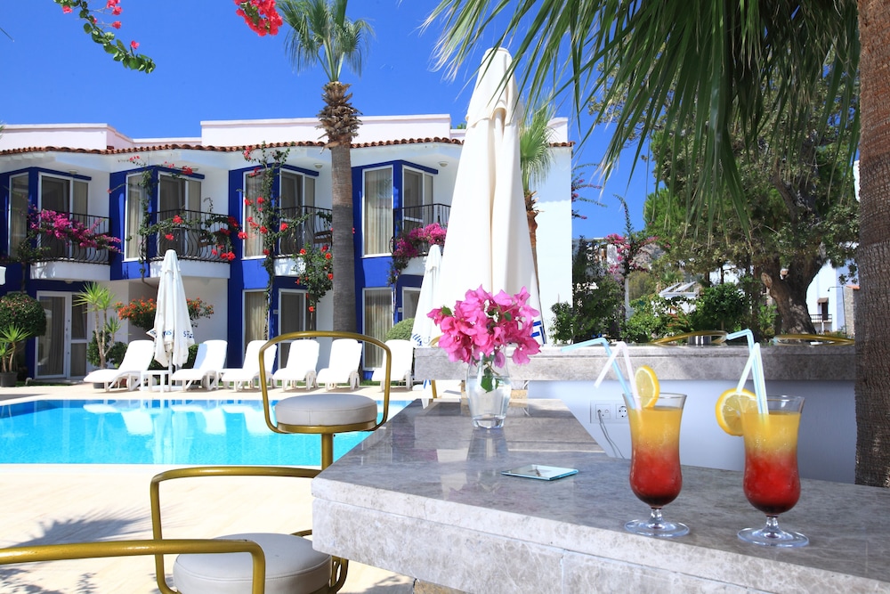 Poolside bar