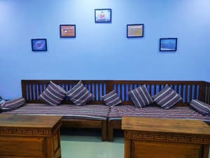thumbnail: Lobby sitting area