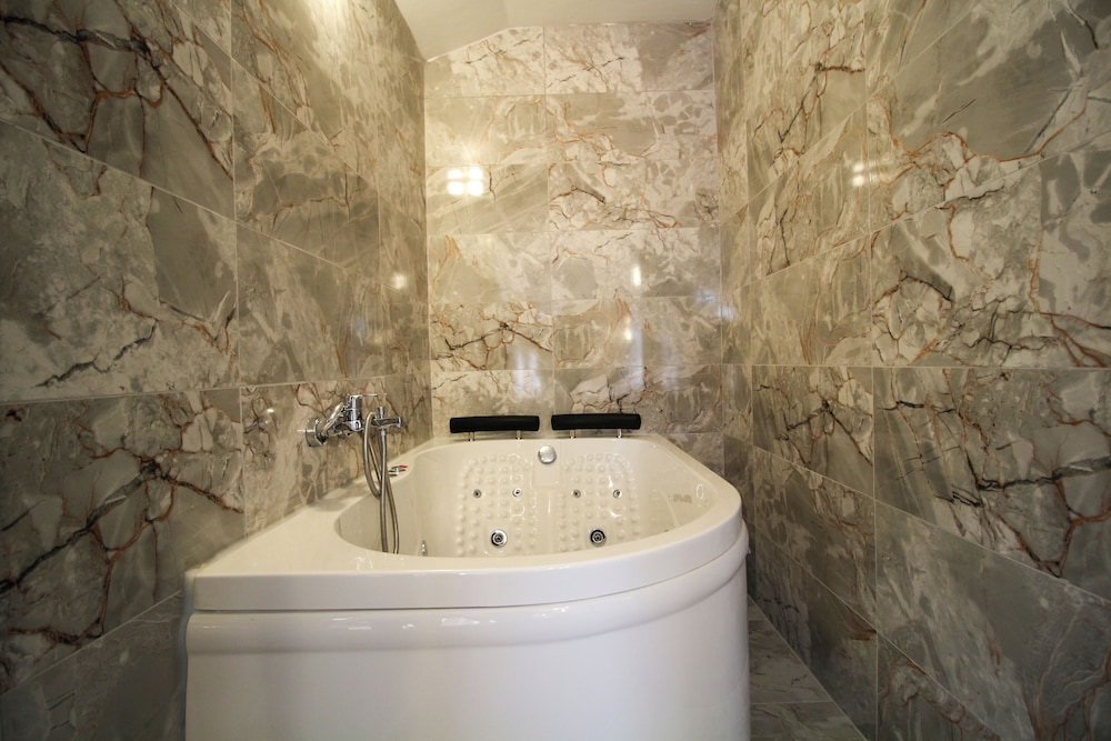 Private spa tub