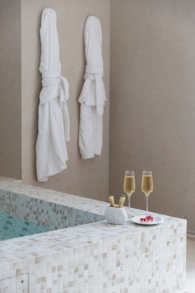 Indoor spa tub