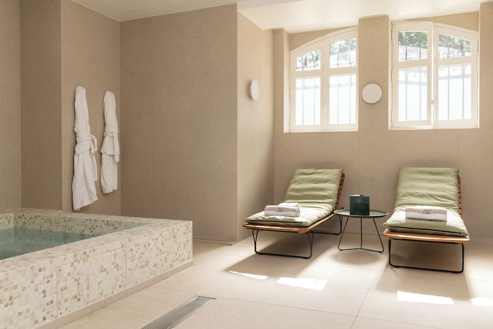 Indoor spa tub