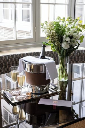 thumbnail: Champagne service