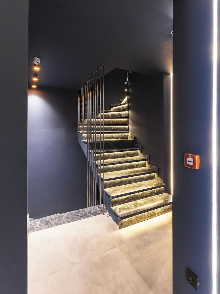 Handrails in hallways