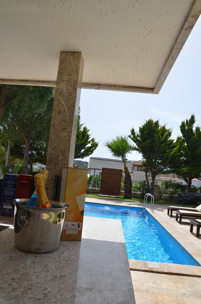 Poolside bar