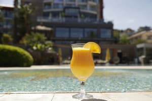 thumbnail: Swim-up bar