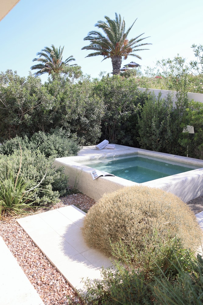Private spa tub