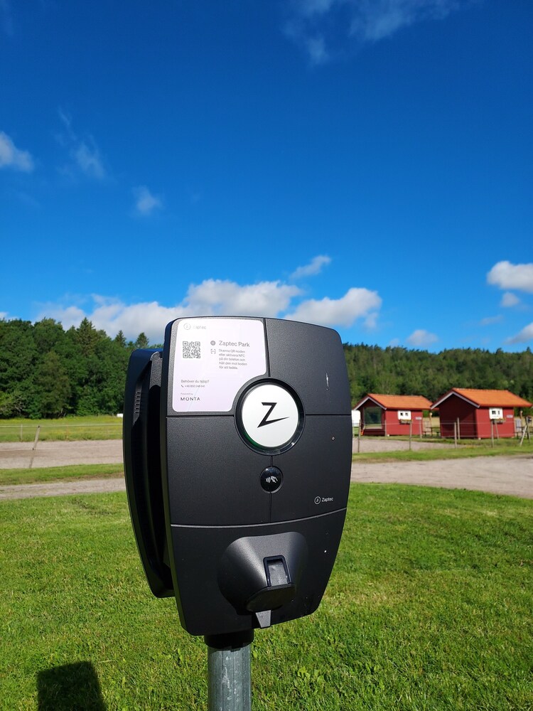 Electric vehicle charging station