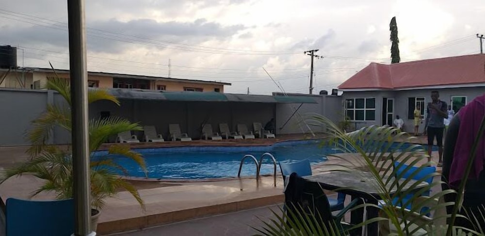 Swim-up bar