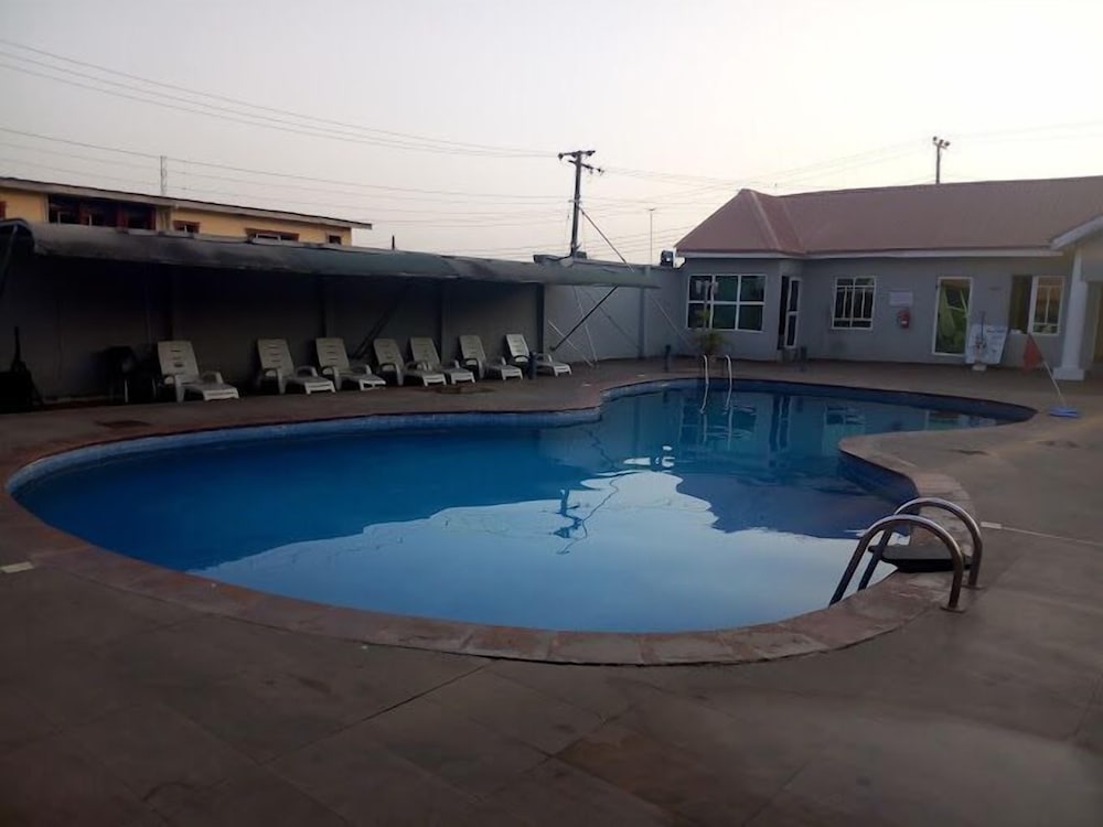 Swim-up bar