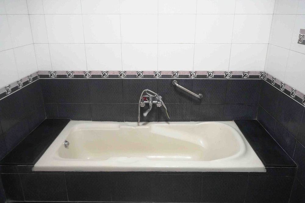 Jetted tub