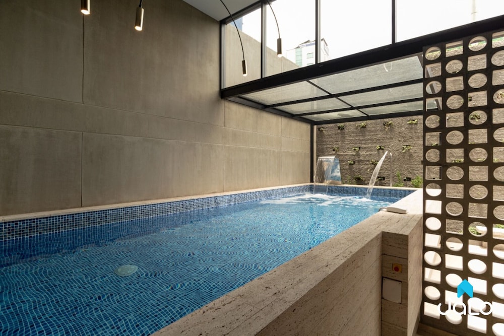 Pool waterfall