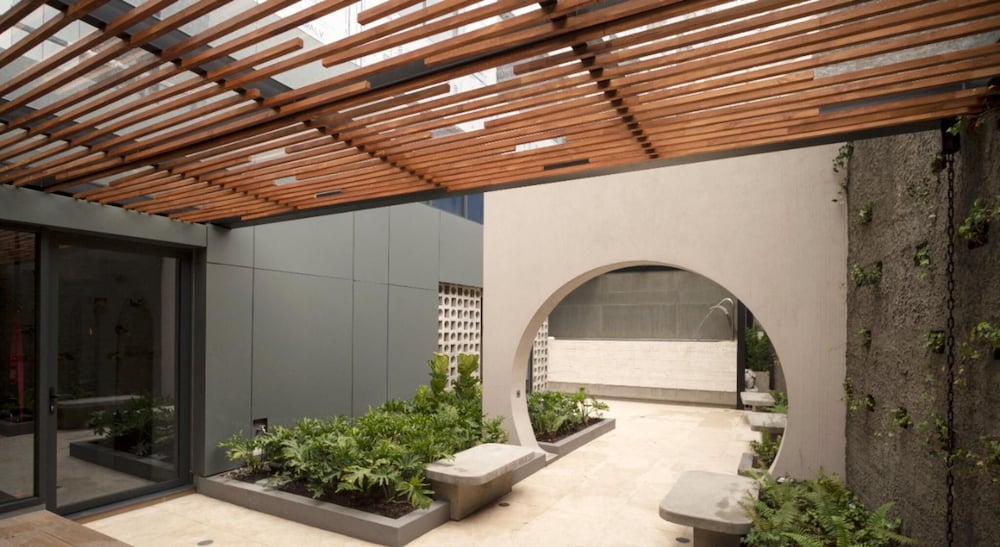 Indoor/outdoor pool