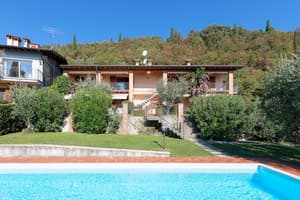 thumbnail: Front of property