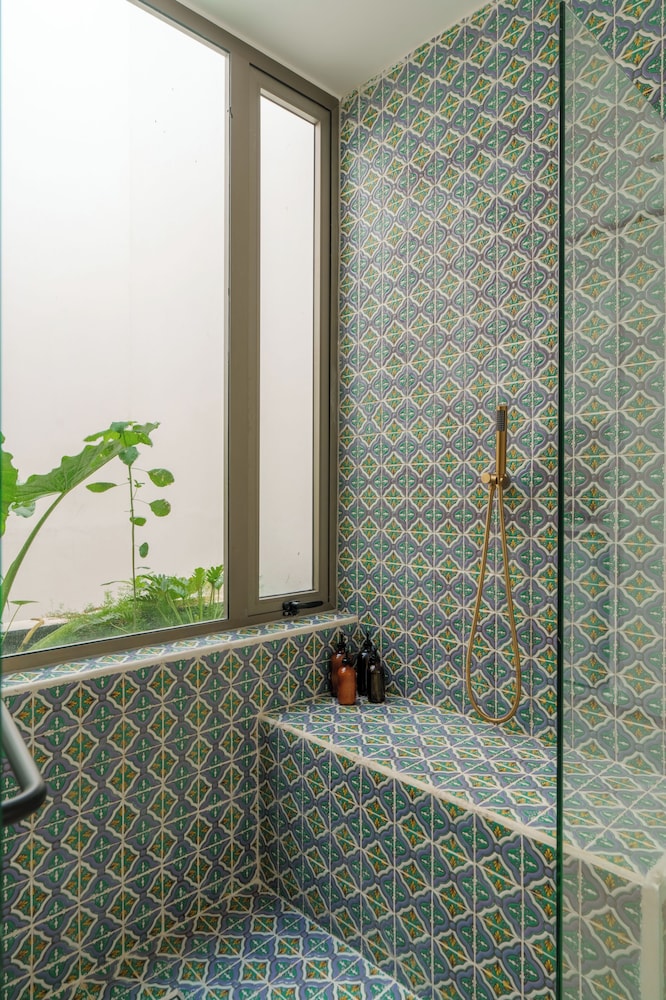 Bathroom shower