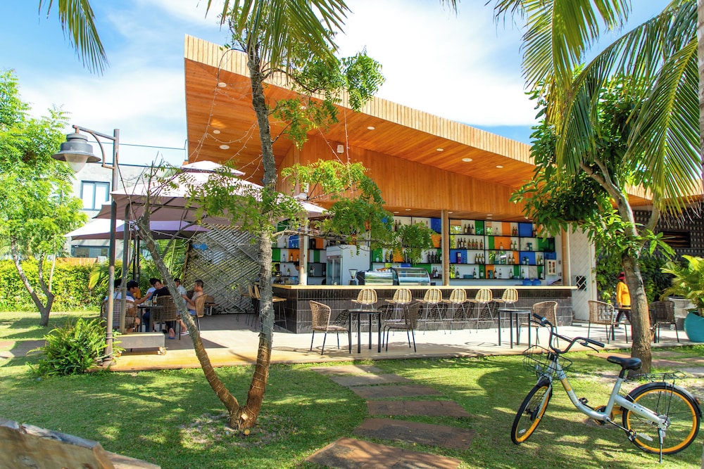 Poolside bar