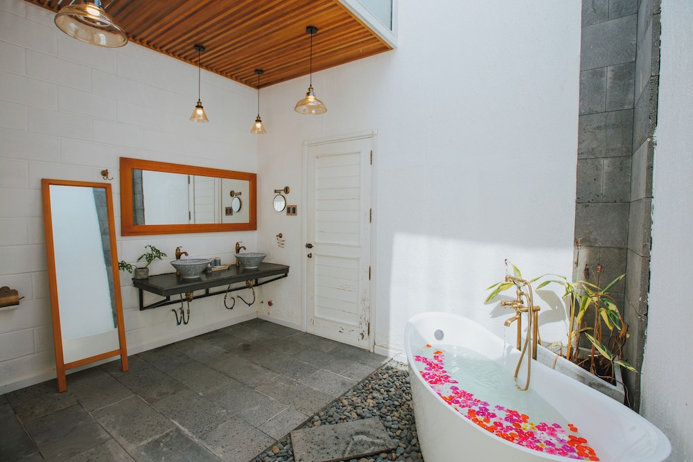 Deep soaking bathtub
