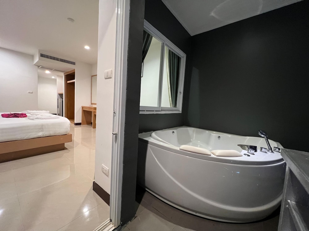 Deep soaking bathtub