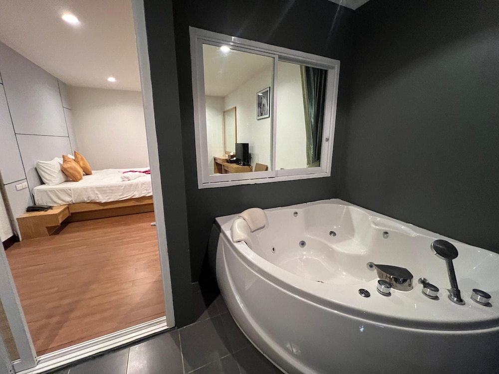 Deep soaking bathtub