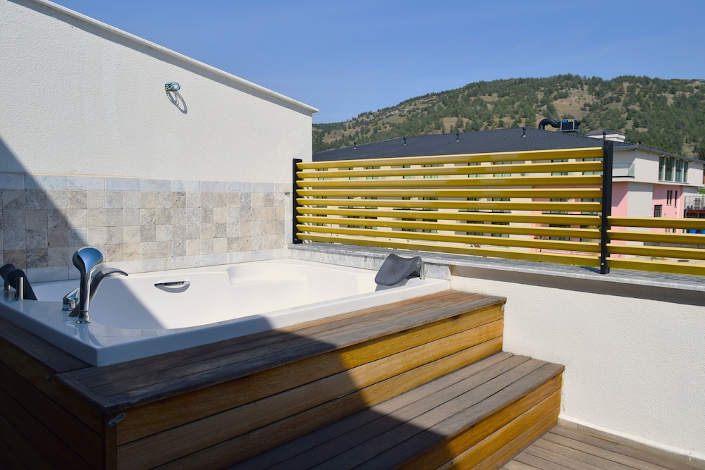 Private spa tub