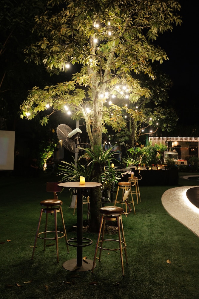 Poolside bar