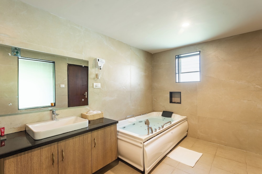 Deep soaking bathtub