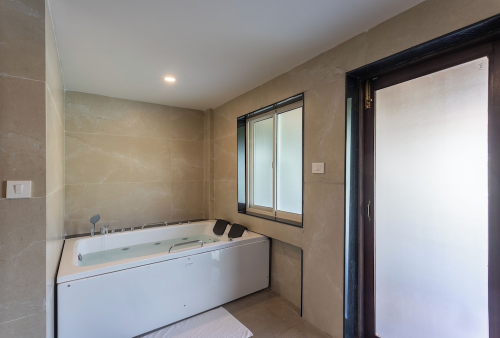 Deep soaking bathtub