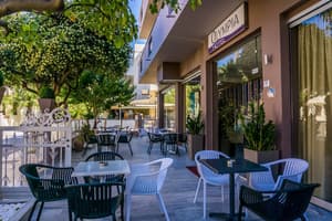 thumbnail: Outdoor dining
