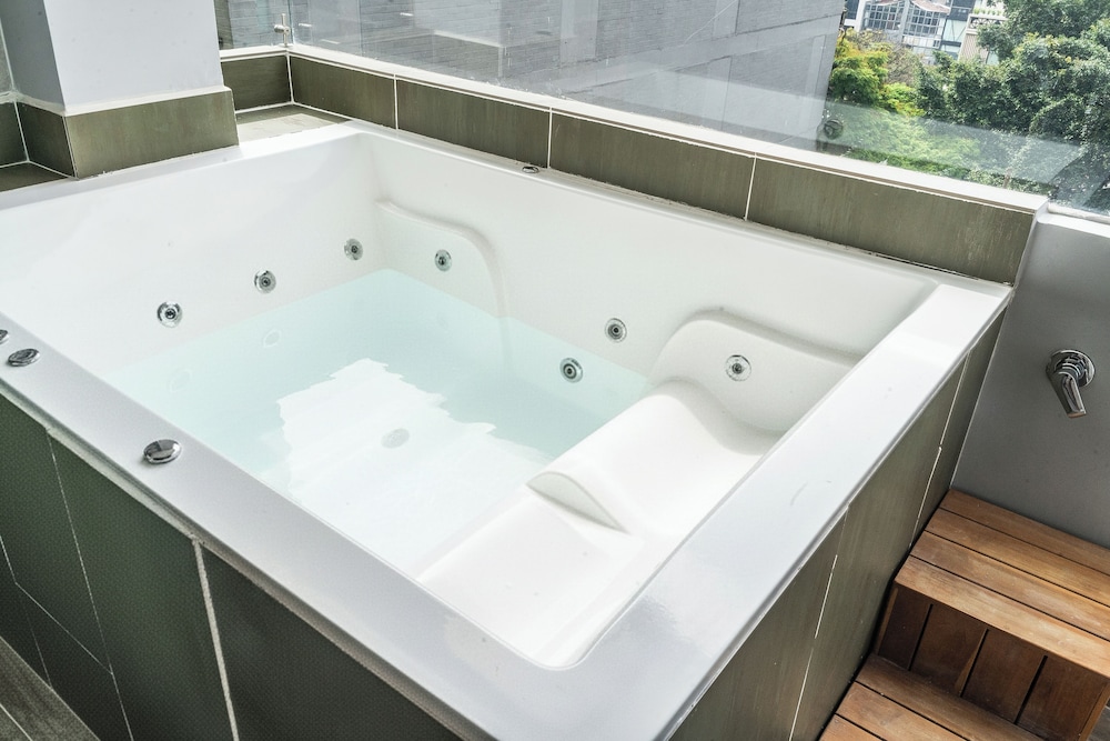 Jetted tub