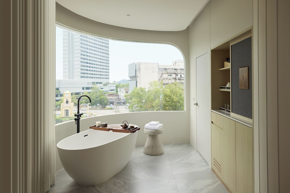 Deep soaking bathtub