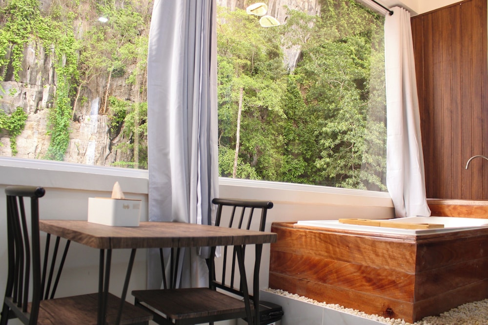 Deep soaking bathtub