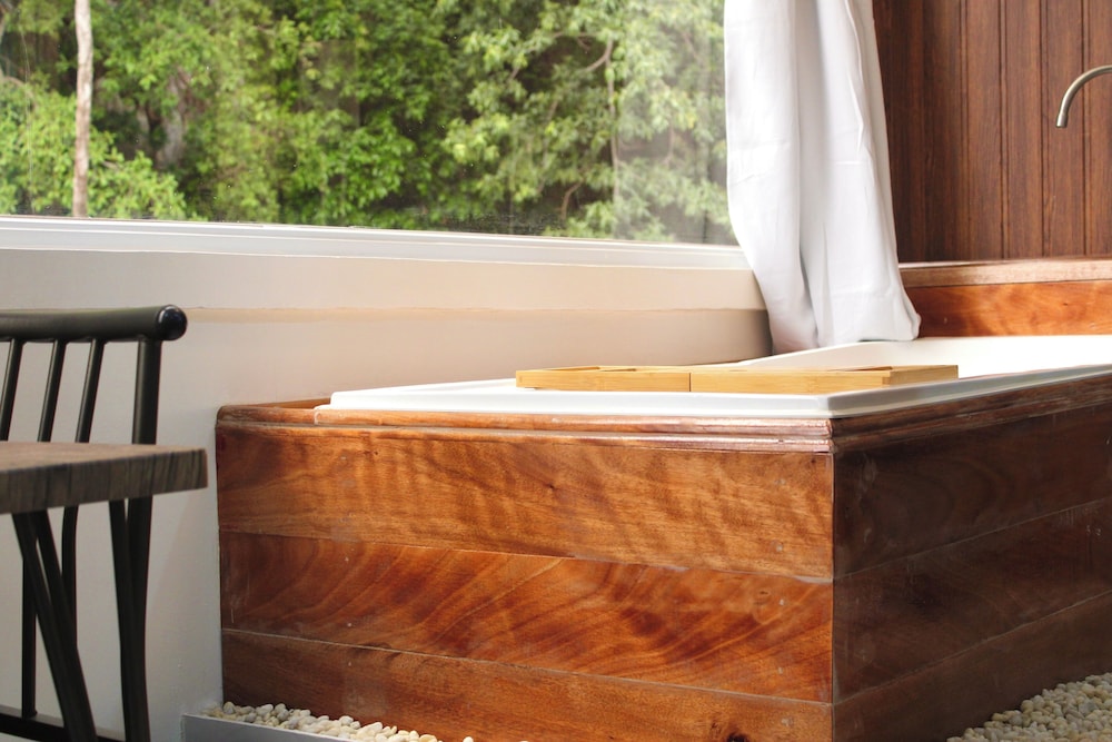 Deep soaking bathtub