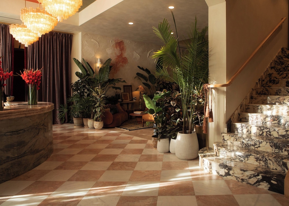 Lobby lounge