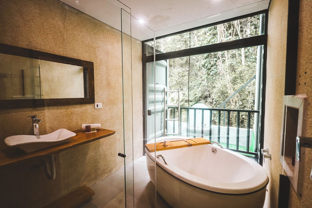 Deep soaking bathtub