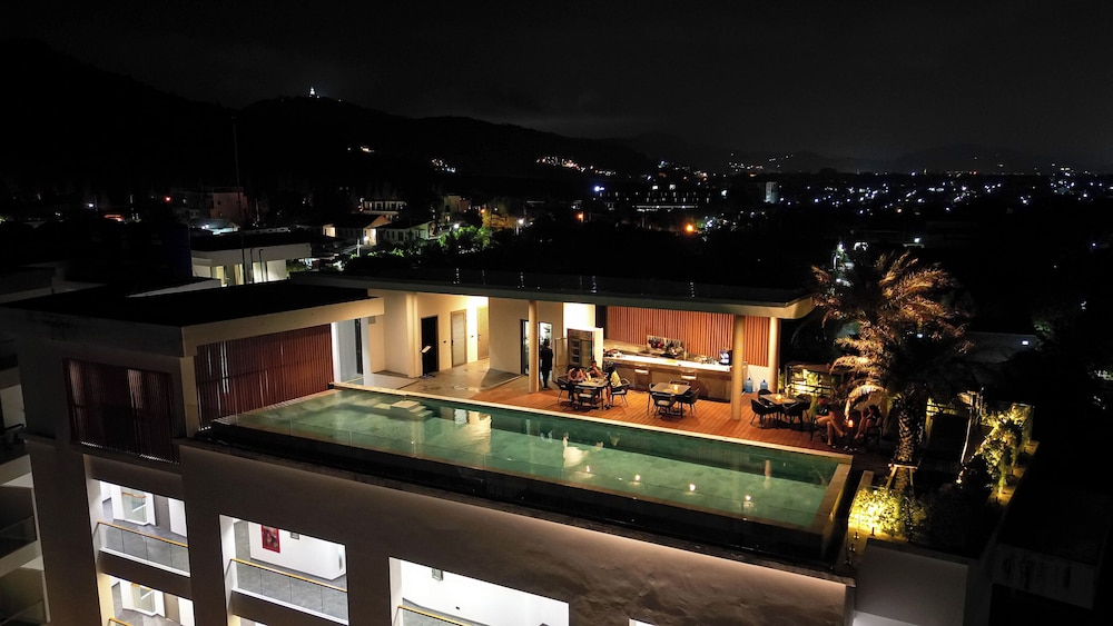 Rooftop pool