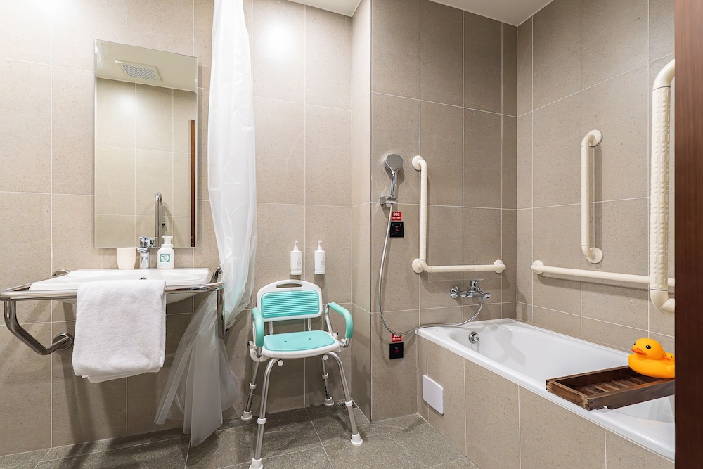 Deep soaking bathtub