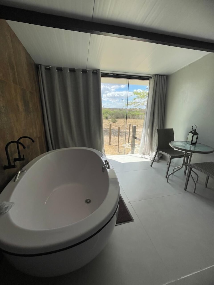 Deep soaking bathtub