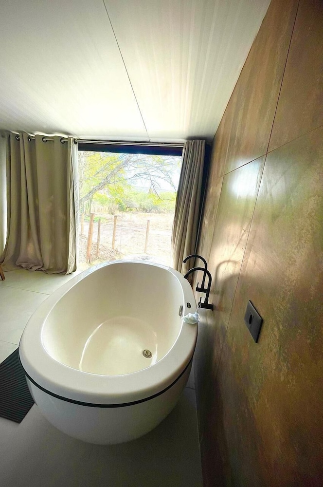 Deep soaking bathtub