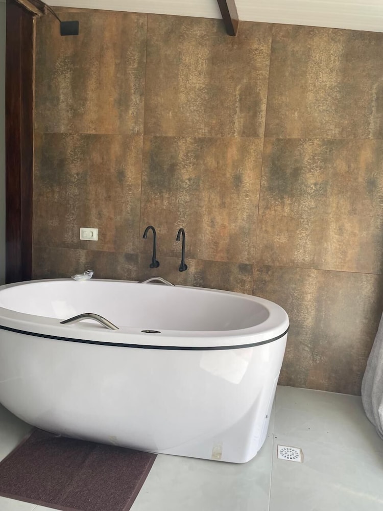 Deep soaking bathtub