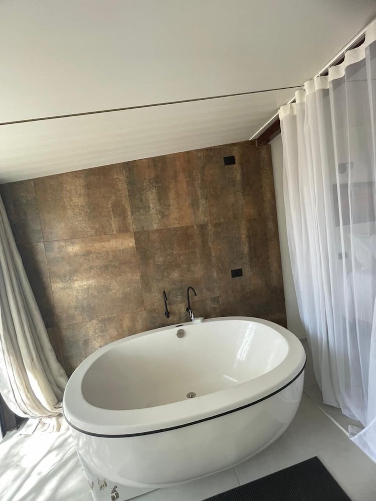 Deep soaking bathtub