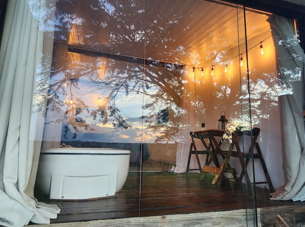 Deep soaking bathtub