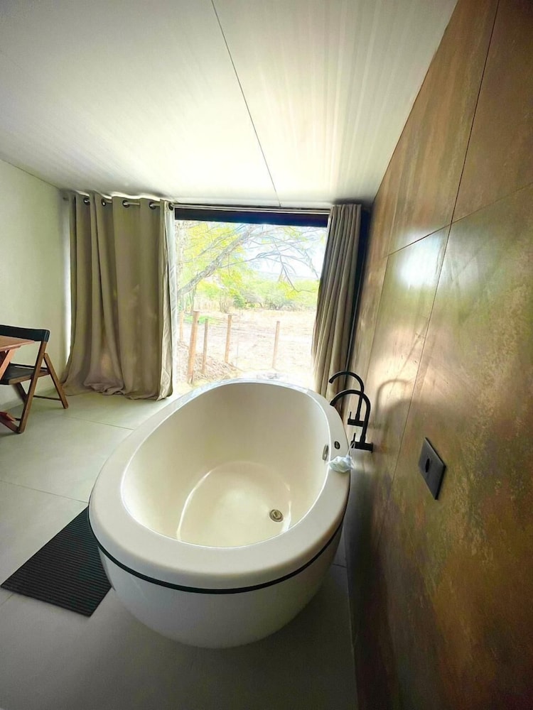 Deep soaking bathtub