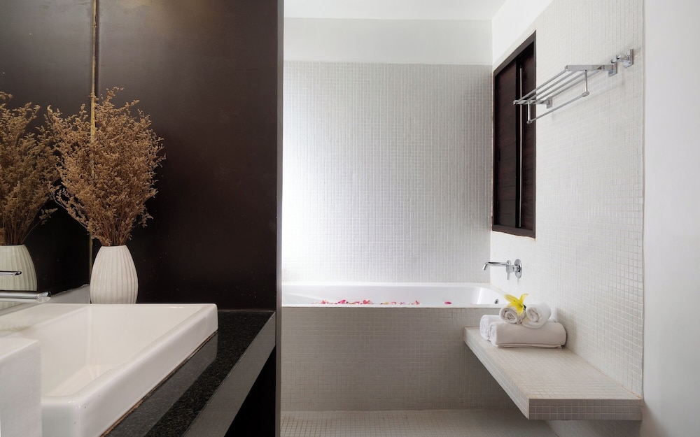 Deep soaking bathtub