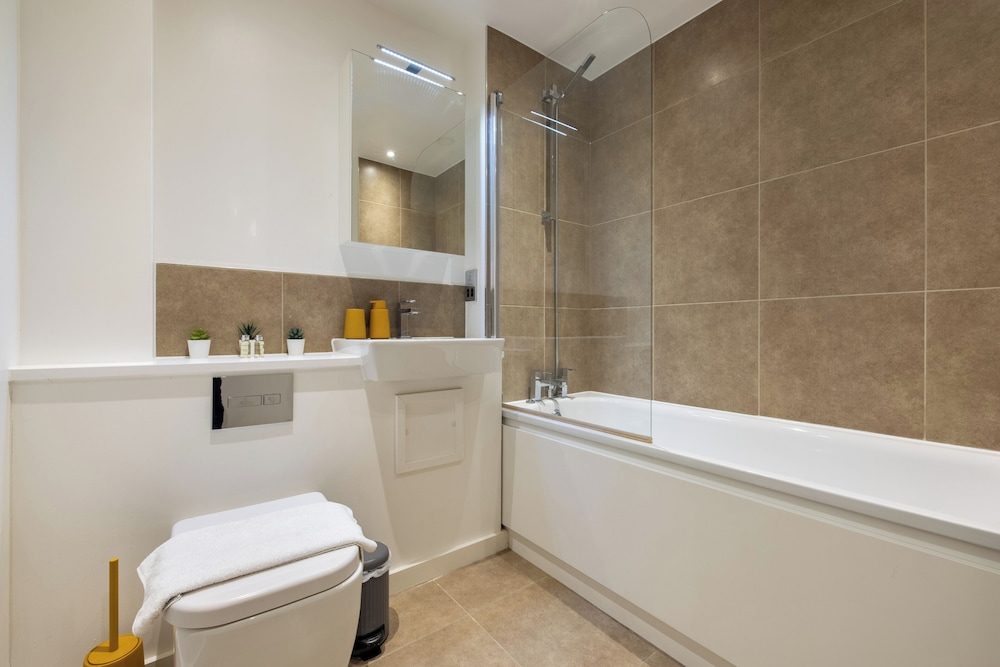 Deep soaking bathtub