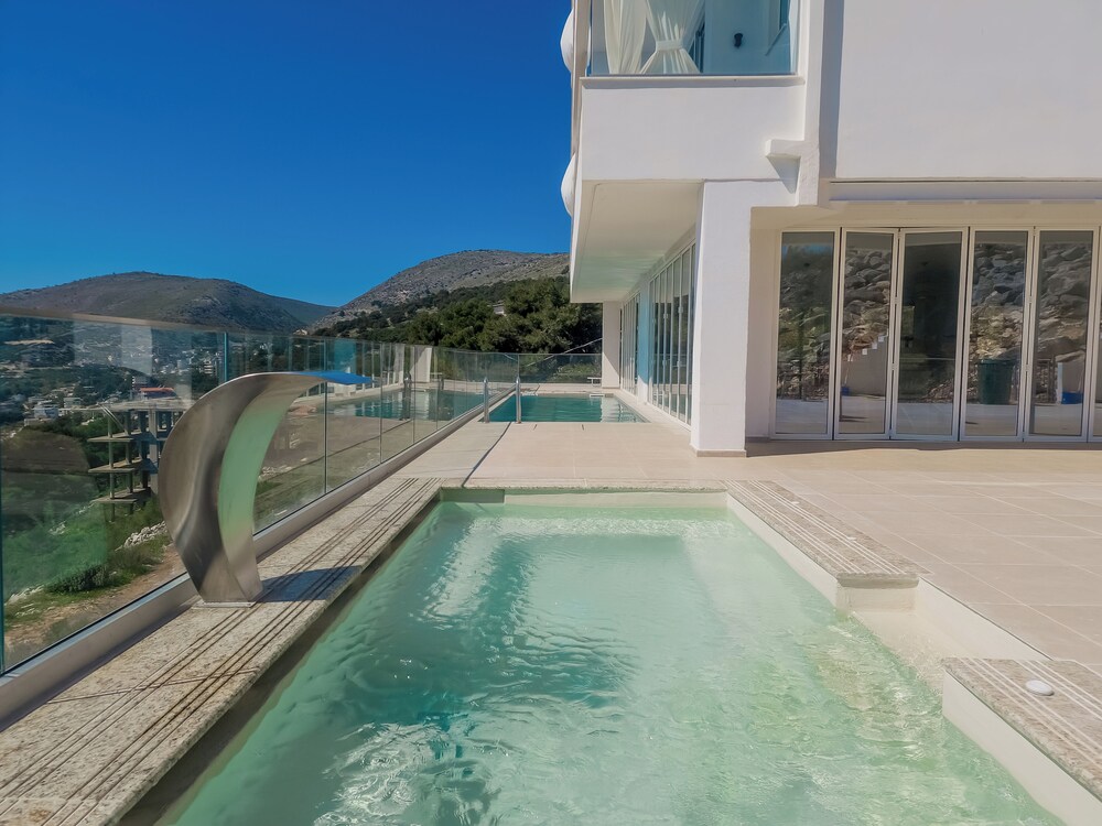 Pool waterfall