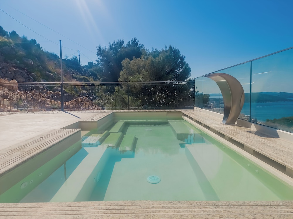 Pool waterfall