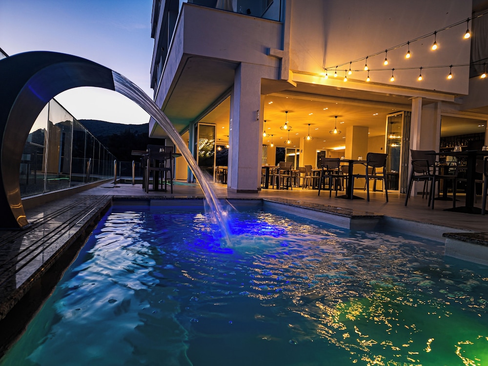 Pool waterfall
