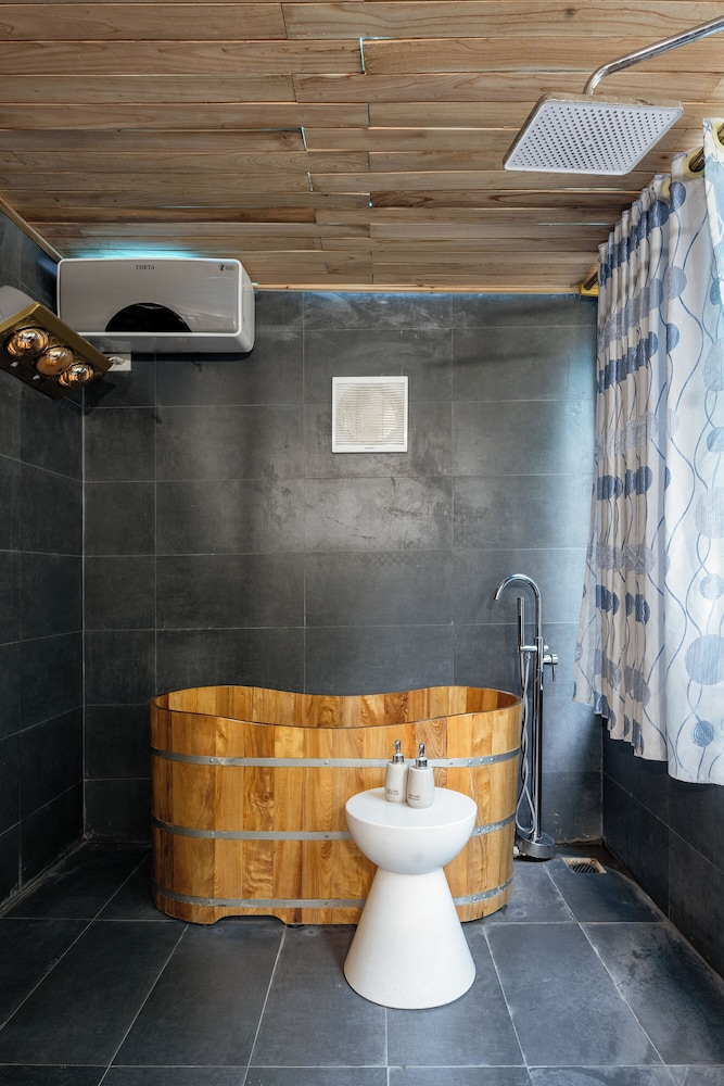 Deep soaking bathtub