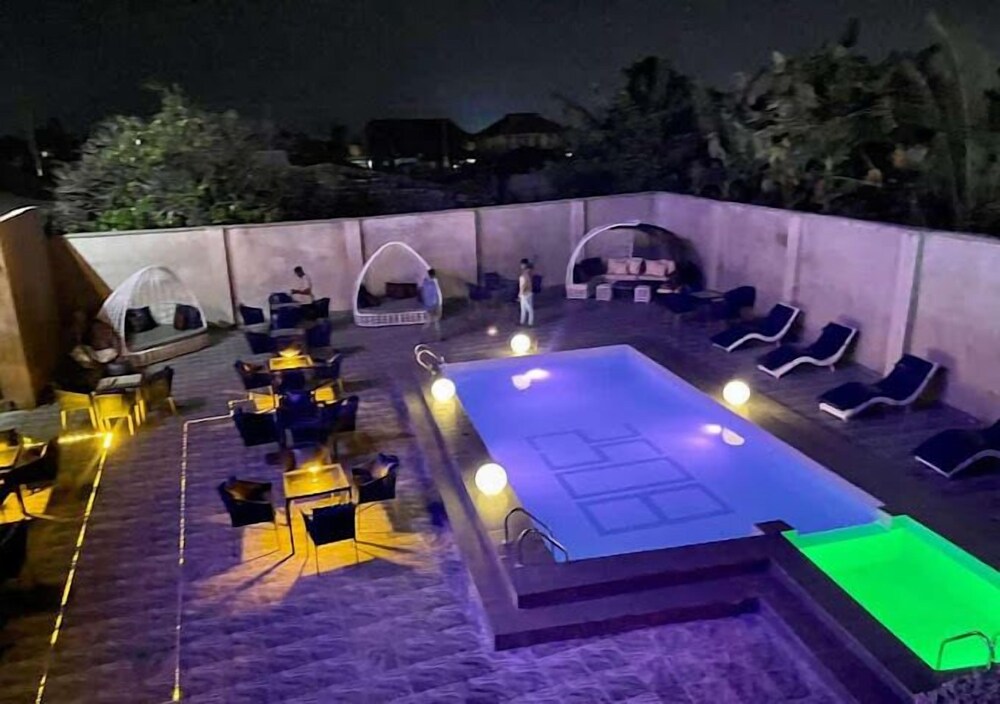 Swim-up bar