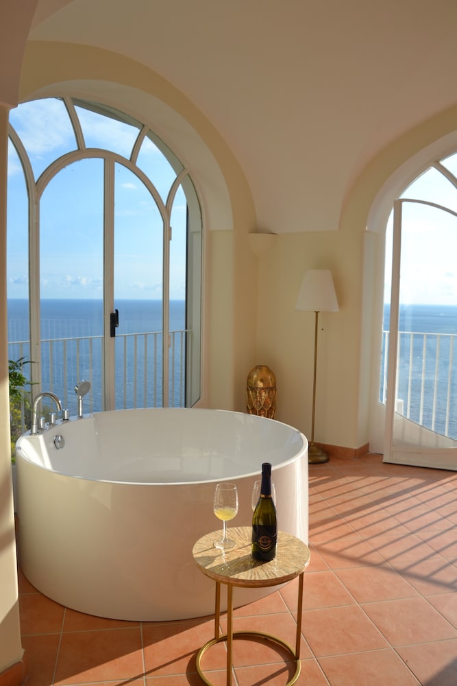 Deep soaking bathtub